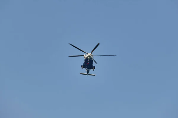 Hubschrauber Fliegen Unter Blauem Himmel Von Unten Luftverkehr — Stockfoto