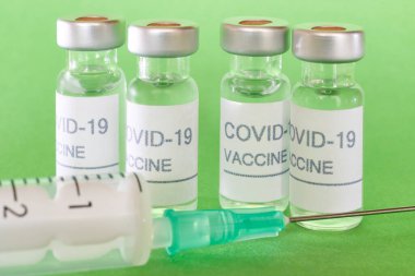 Covid-19 aşı tüpleri. Coronavirus salgını enfeksiyonu. Küresel önleme aşısı