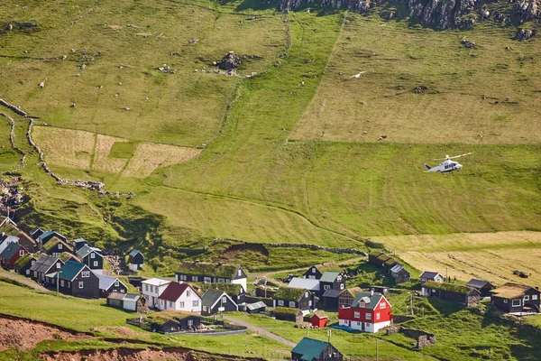 Vrtulník Letící Nad Vesnicí Mykines Faerských Ostrovech Dánsko — Stock fotografie