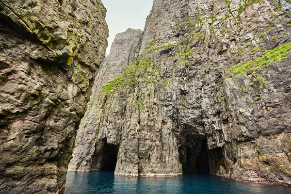 フェロー諸島の大西洋の見事な緑の崖と洞窟 — ストック写真