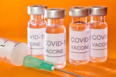 Covid-19 aşı tüpleri. Coronavirus salgını enfeksiyonu. Küresel önleme aşısı