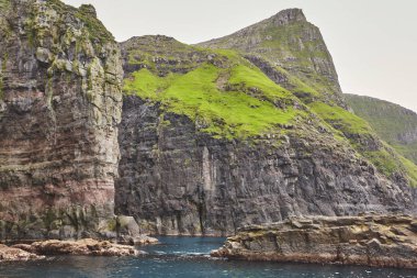 Faroe adalarındaki yeşil kayalıklar ve Atlantik Okyanusu. 