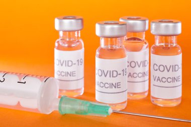 Covid-19 aşı tüpleri. Coronavirus salgını enfeksiyonu. Küresel önleme aşısı