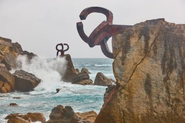 Donostia kıyı şeridi kaya oluşumları. Peine del viento. Euskadi, İspanya
