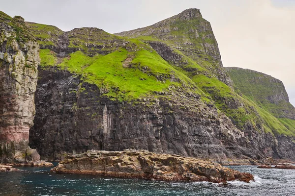 Faroe Adalarındaki Yeşil Kayalıklar Atlantik Okyanusu — Stok fotoğraf