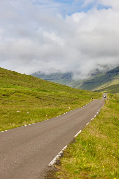 Ilhas Faroé Estrada Pitoresca Cercada Por Paisagem Fiorde Verde Dinamarca — Fotografia de Stock