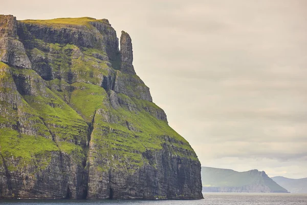 Живописные Зеленые Скалы Атлантический Океан Фарерских Островах Судорой — стоковое фото