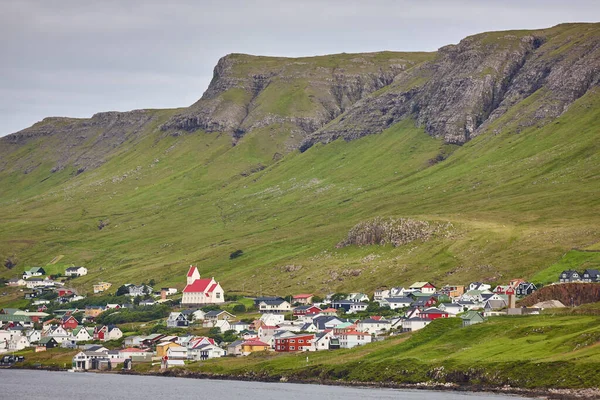 Suduroy Adasındaki Geleneksel Faroe Köyü Fiyort Manzarası Tvoroyri Kasabası — Stok fotoğraf