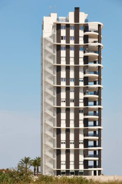 Mavi gökyüzünde siyah beyaz geometrik bina. İspanya