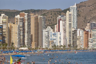 Benidorm 'da gökdelenleri ve plajları olan İspanyol kıyıları. Alicante, İspanya