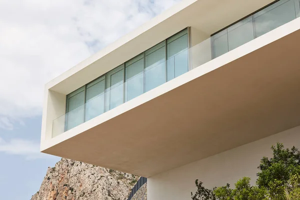 Moderna Fachada Edificio Con Balcón Color Blanco España —  Fotos de Stock