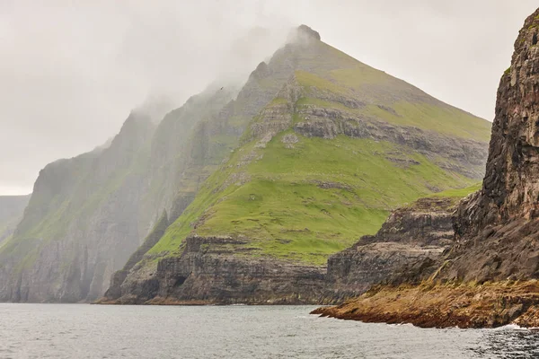 フェロー諸島の美しい緑の崖と大西洋 — ストック写真