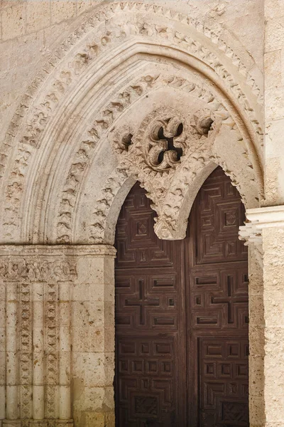 ロマネスク様式のアーチ サンタ マリア ペナ教会 スペインのブリウエガ — ストック写真