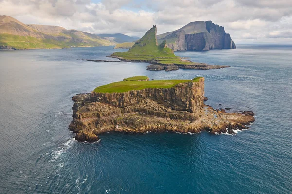 Faroe Adaları Helikopterden Izlenen Dramatik Kıyı Şeridi Vagar Alanı — Stok fotoğraf