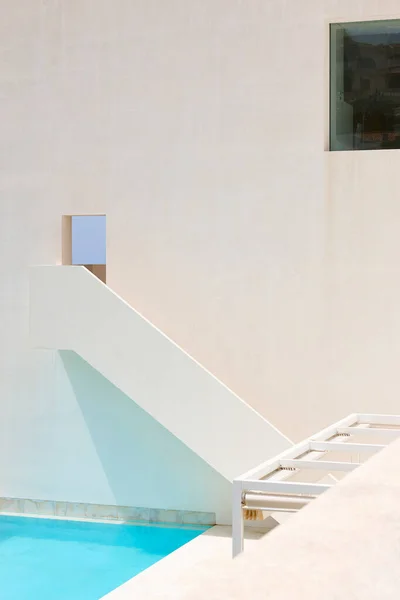 Bílá Geometrická Fasáda Budovy Španělském Pobřeží Středozemní Moře Španělsko — Stock fotografie