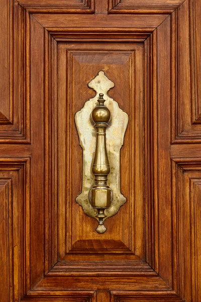 Klassieke Bronzen Deurknop Een Traditioneel Houten Deurdetail Verticaal — Stockfoto