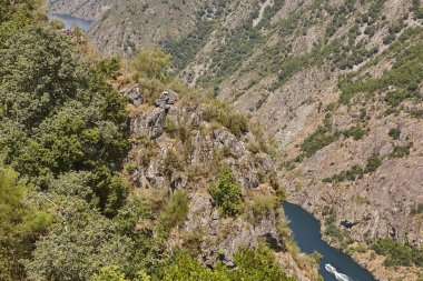 Ribeira Sacra. Galiçya 'daki Sil Nehri Kanyonu. Tekne turu. İspanya