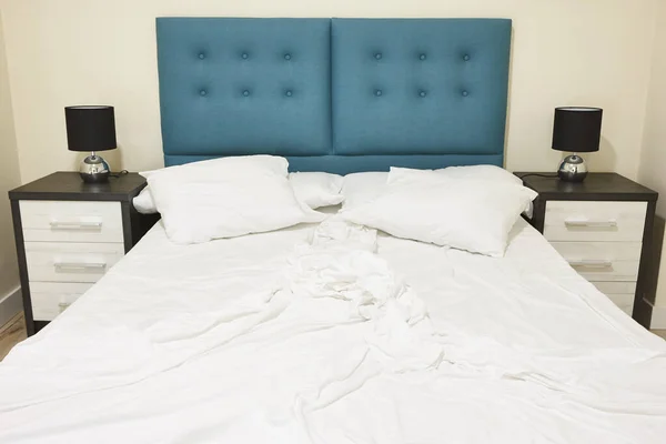 Schlafzimmer Mit Ungemachtem Doppelbett Niemand Drinnen Horizontal — Stockfoto