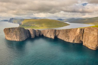 Faroe Adaları helikopterden Vagar 'daki dramatik kıyı şeridi. Leitisvatn Gölü