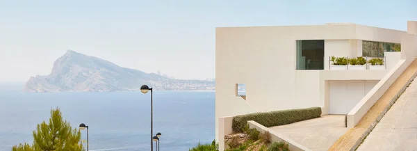 Bílá Geometrická Fasáda Budovy Španělském Pobřeží Středozemní Moře Španělsko — Stock fotografie