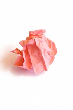 Buruşmuş turuncu kağıt beyaza izole edilmiş. Dikey