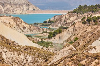 Çorak Topraklar manzarası ve Algeciras rezervuarındaki mavi sular. Murcia, İspanya