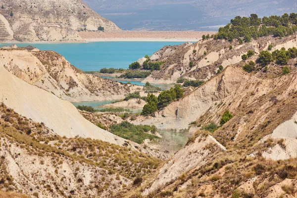 Badlands Landskap Och Blå Vatten Algeciras Reservoar Murcia Spanien — Stockfoto