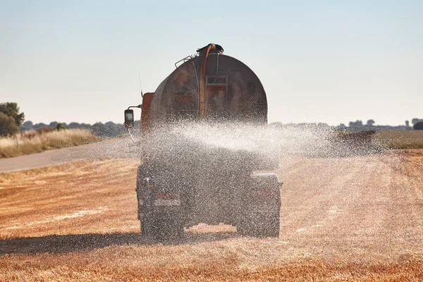 Lkw Bewässern Ein Weizenfeld Mit Süßwasser Effiziente Landwirtschaft — Stockfoto