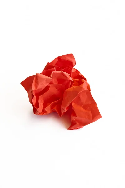 Kırışmış Kırmızı Kağıt Beyaza Izole Edilmiş Dikey — Stok fotoğraf