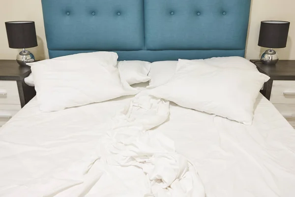 Schlafzimmer Mit Ungemachtem Doppelbett Niemand Drinnen Horizontal — Stockfoto