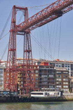 Bizkaia kırmızı demir asma köprüsü ve Nervion Nehri. Euskadi, İspanya