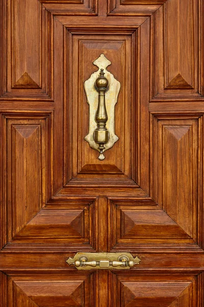 经典的青铜门把手在传统的木门细节 垂直方向 — 图库照片