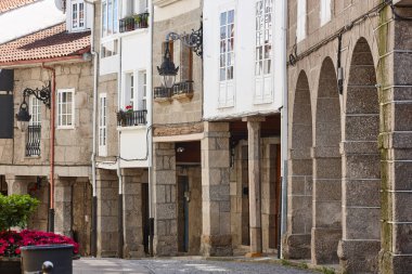 Chantada 'da geleneksel taş sütunlar ve cepheler. Galiçya, İspanya