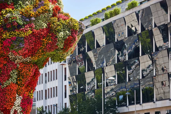 Stadtsilhouette Von Bilbao Mit Moderner Gebäudefassade Und Geblümten Welpen — Stockfoto