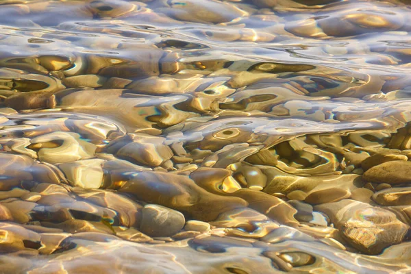 Pebble Sten Reflektioner Vattnet Naturbakgrund Zen Meditation — Stockfoto