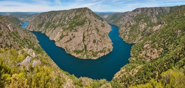 Ribeira Sacra panoramik manzarası. Vilouxe bakış açısı, Sil Kanyonu nehri. İspanya