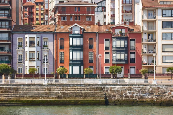 Río Bilbao Nervion Ibaizabal Con Edificios Tradicionales Turismo España —  Fotos de Stock