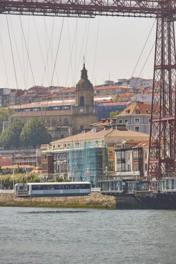 Bizkaia kırmızı demir asma köprüsü ve Nervion Nehri. Euskadi, İspanya