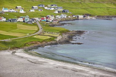 Faroe Adaları kum plajı. Geleneksel köy renkli evler. Sandvik. Suduroy