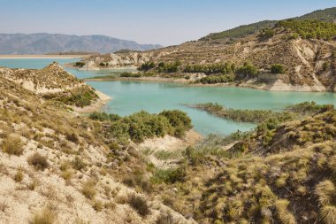 Çorak Topraklar manzarası ve Algeciras rezervuarındaki mavi sular. Murcia, İspanya