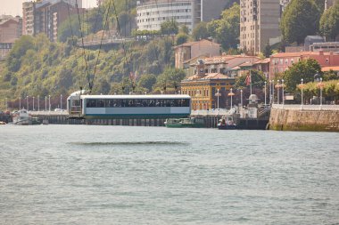 Bizkaia kırmızı demir asma köprüsü ve Nervion Nehri. Euskadi, İspanya