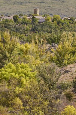 Tahta taşlardan yapılmış siyah bir köy. Campillo de Ranas. İspanya