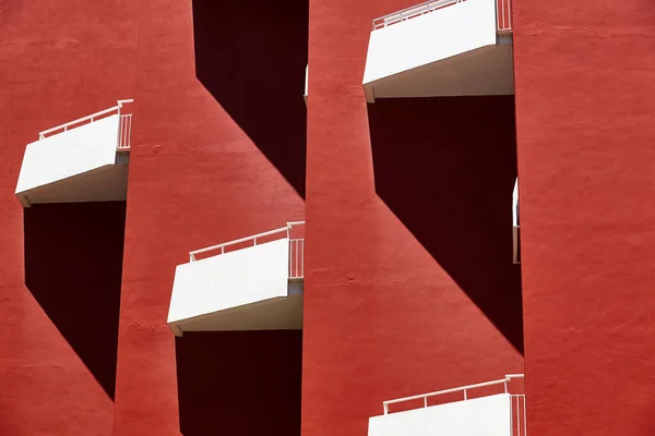 Fachada Geométrica Del Edificio Rojo Diseño Arquitectónico Simétrico Perspectiva Urbana —  Fotos de Stock