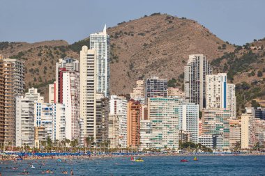 Benidorm 'da gökdelenleri ve plajları olan İspanyol kıyıları. Alicante, İspanya