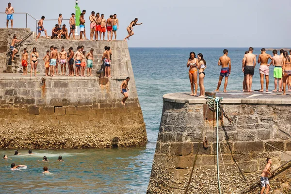 Teenagers Jumping Water Fun Time Sea — Stock Photo, Image