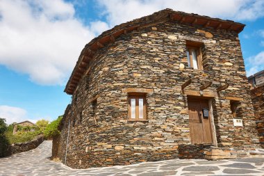 Roblelacasa 'nın taş kalpli antik köyü. Siyah mimari. Guadalajara, İspanya