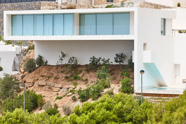 Beyaz Renkli Balkonlu Modern Bina Cephesi Spanya — Stok fotoğraf