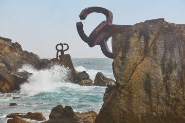 Donostia kıyı şeridi kaya oluşumları. Peine del viento. Euskadi, İspanya