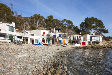 Girona 'daki resim gibi renkli Akdeniz kıyıları. Salguer Koyu. Katalonya, İspanya