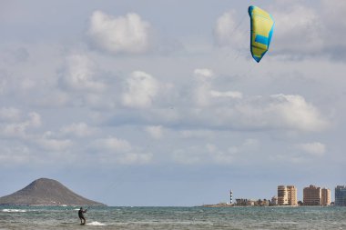 Olgun bir adam uçurtma uçurma alıştırması yapıyor. Sucul sporu. Atletik sağlıklı son sınıf öğrencisi.